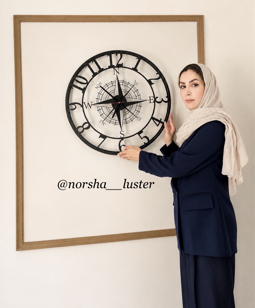 ساعت دیواری فلزی طرح قطب نما با طراحی مدرن، بدنه مشکی، صفحه باز و موتور آرام‌گرد مناسب دکوراسیون منزل و دفتر کار،جنس فلزی ،رنگ ثابت و ضد زنگ