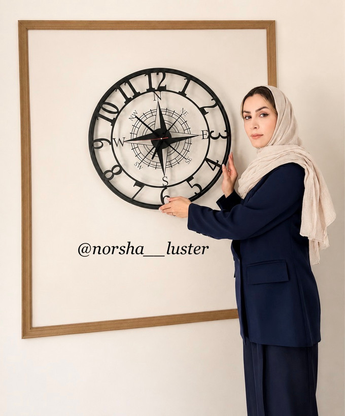ساعت دیواری فلزی طرح قطب نما با طراحی مدرن، بدنه مشکی، صفحه باز و موتور آرامگرد مناسب دکوراسیون منزل و دفتر کار،جنس فلزی ،رنگ ثابت و ضد زنگ