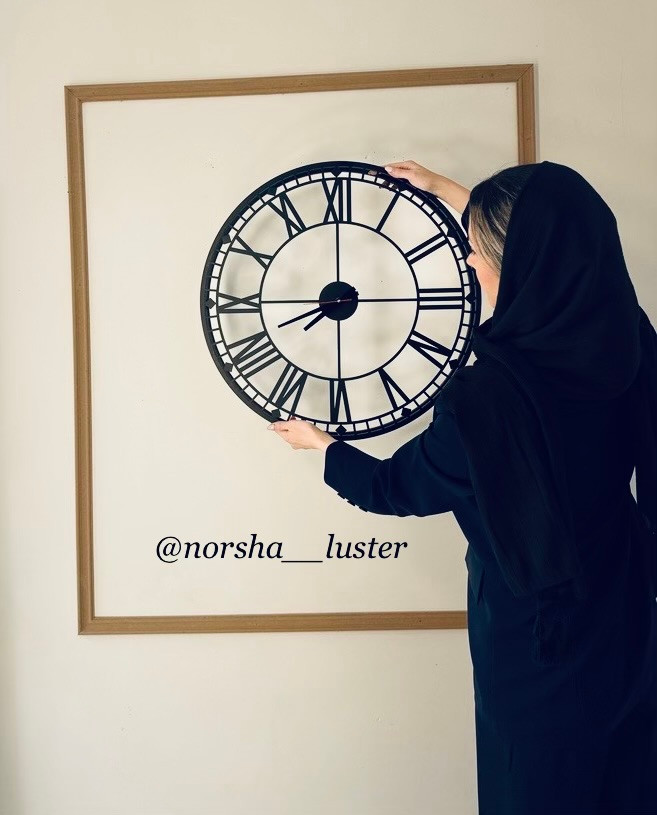 ساعت دیواری فلزی مشکی با طراحی اسکلتون و اعداد رومی، مناسب دکوراسیون مدرن، کلاسیک و مینیمال برای منزل و دفتر کار،جنس فلزی،موتور تایوانی آرامگرد و قطر60